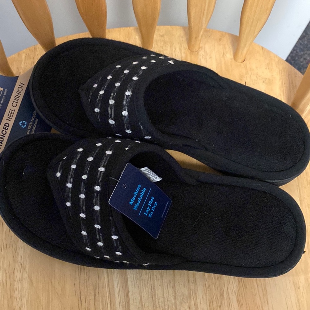 Isotoner NWT 9/10 cushion heel black tong sandal slippers